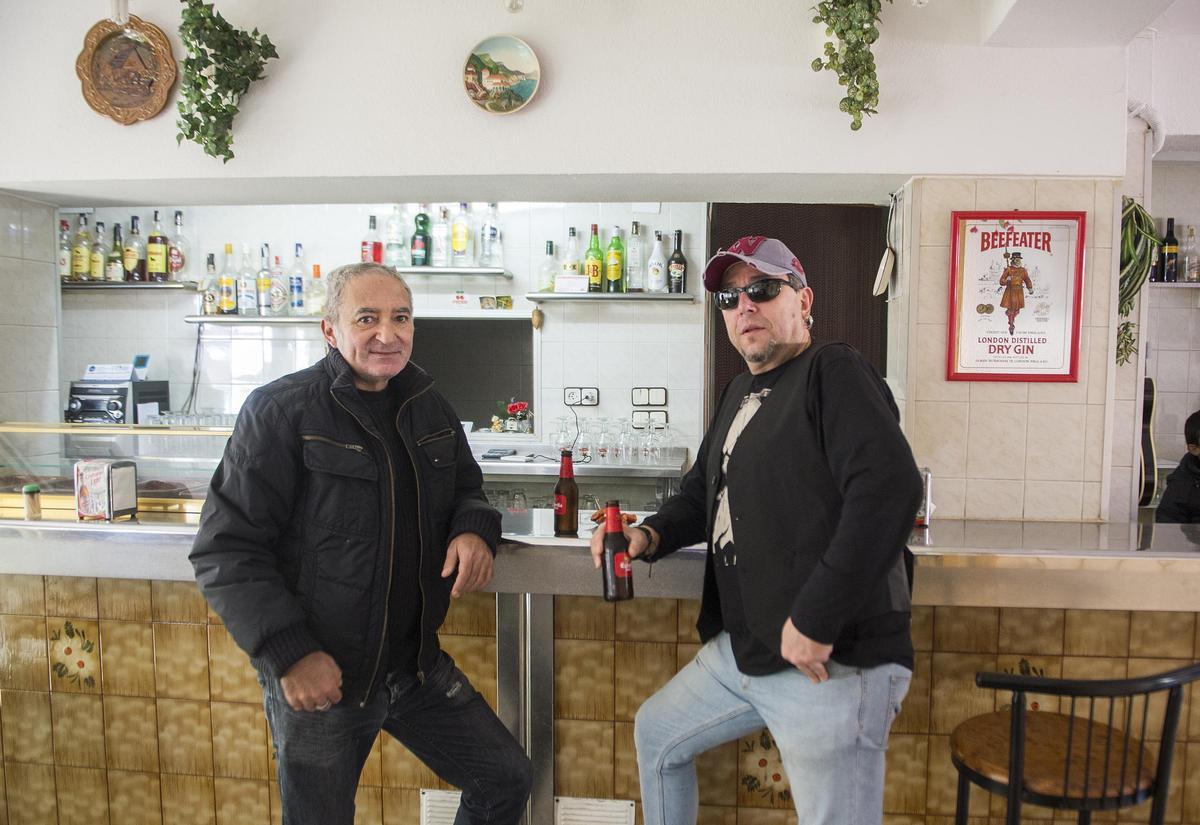 Morfi Grei y el bajista Jordi Pujadas, en un bar de Cornellà, en 2016