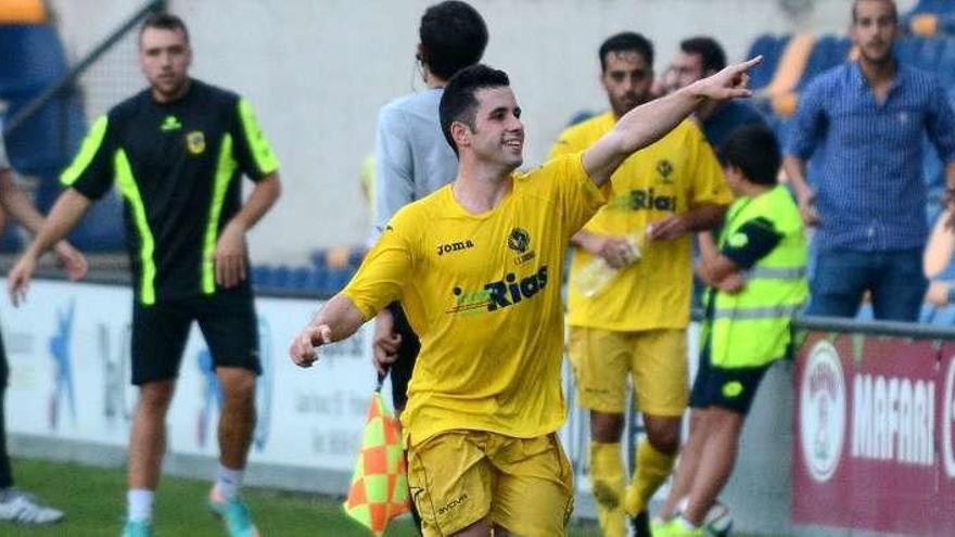 Hugo celebrando un gol en Pasarón con el Sanxenxo. // R. Vázquez