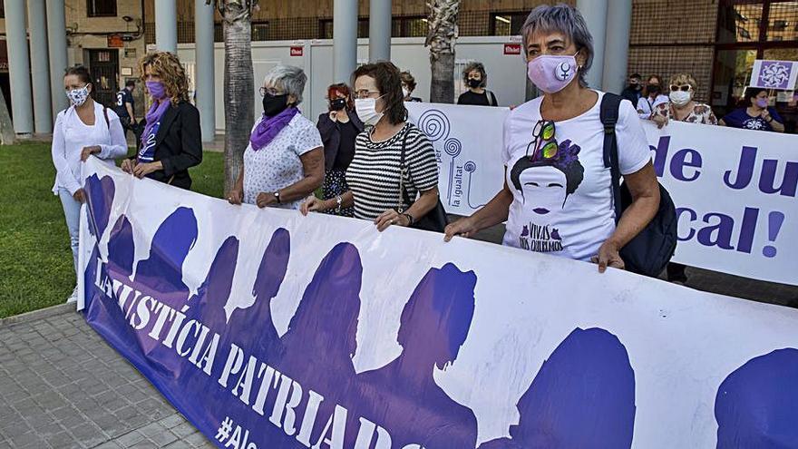 Protesta de colectivos de mujeres en los juzgados de Torrent.