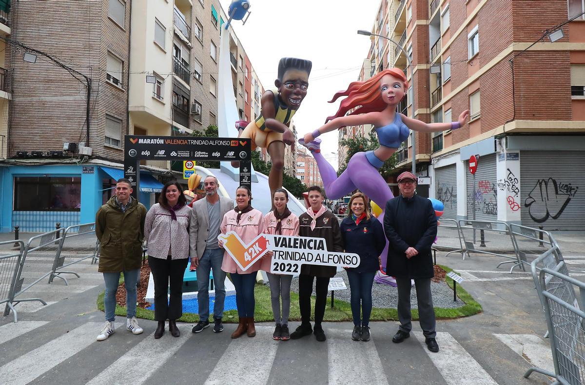 Representantes de la organización del Maratón en la falla Poeta Altet Benicarló