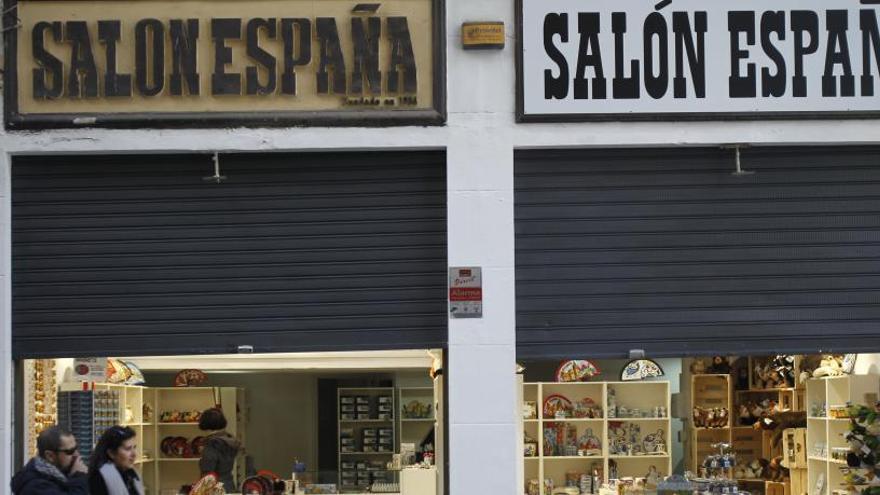 Imagen del Kiosko España, ayer, reabierto como tienda de regalos.