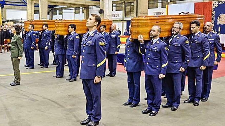 Instante del funeral en la Base Aérea de Gando por los tres militares fallecidos en el siniestro del Superpuma.