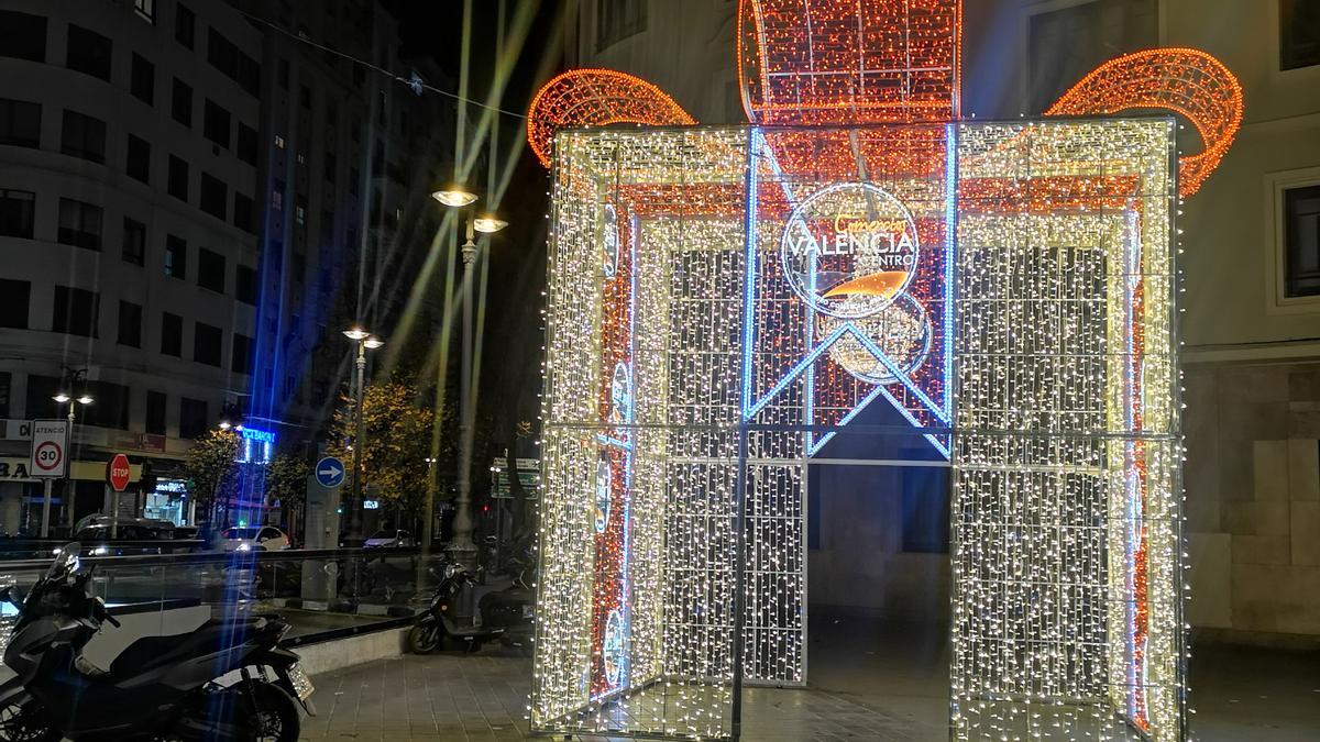 El adorno luminoso, ya en la calle