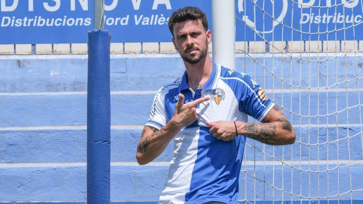 Diego Fuoli, bajo palos con la camiseta del Sabadell.
