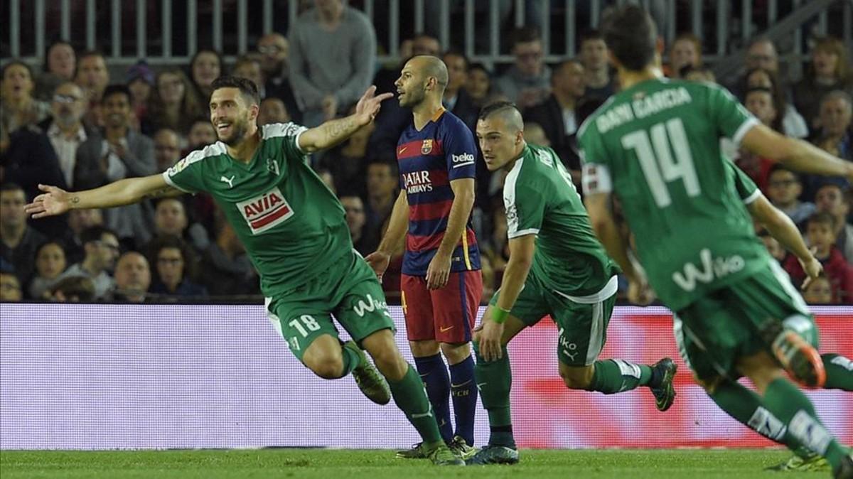 Borja Bastón celebra un gol en el Camp Nou en su etapa en el Eibar