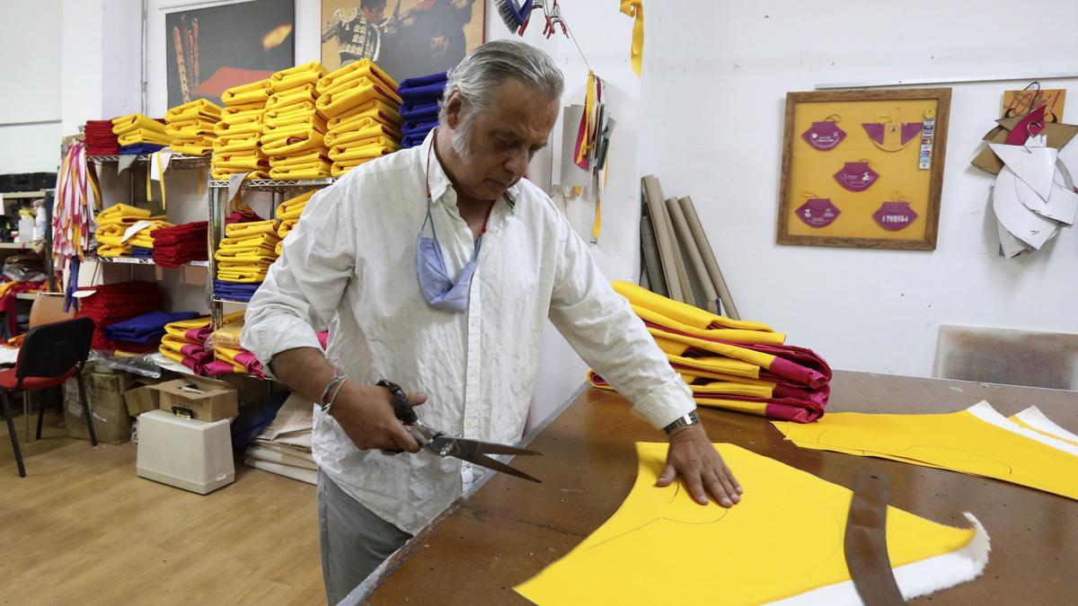 Eduardo Burgos, en su taller, recorta telas para fabricar un capote