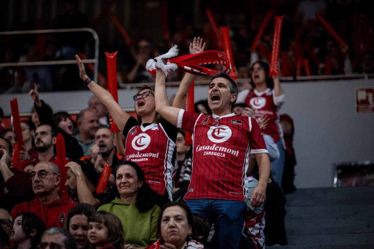 La Marea Roja anima a las jugadoras del Casademont Zaragoza en el Príncipe Felipe.