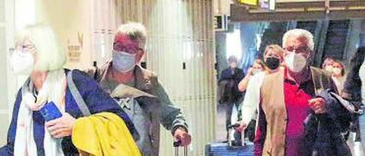 Turistas británicos llegan al aeropuerto de Alicante.