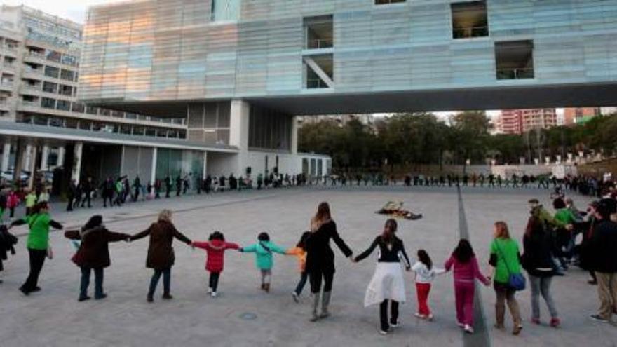 Momento de la concentración en el que simbolizan el abrazo a la educación pública.