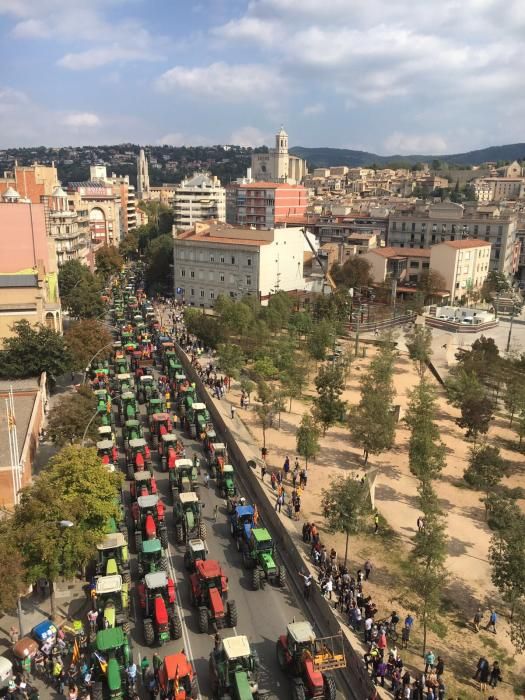 Els tractors omplen la Gran Via de Jaume I a Girona