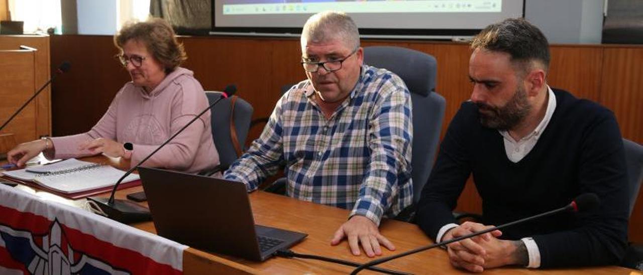 Luis Guimeráns, en el centro de la imagen, en la asamblea de ayer. |  // SANTOS ÁLVAREZ