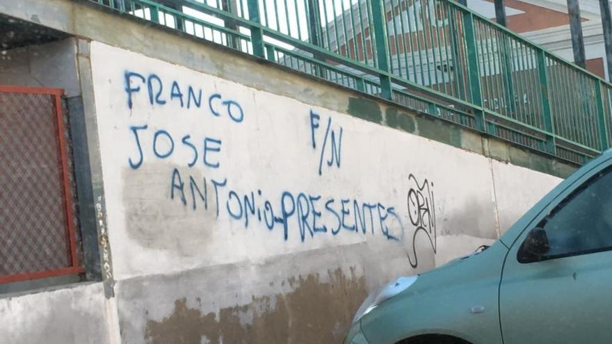 Las pintadas alusivas al dictador Francisco Franco y al fundador de la Falange han aparecido en las inmediaciones de la estación de Cercanías