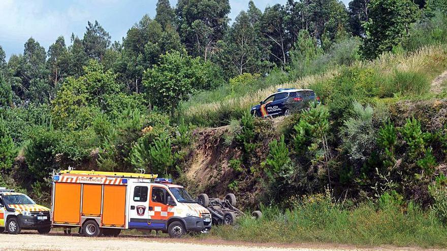 Un fallecido al precipitarse un vehículo desde seis metros de altura en Renza