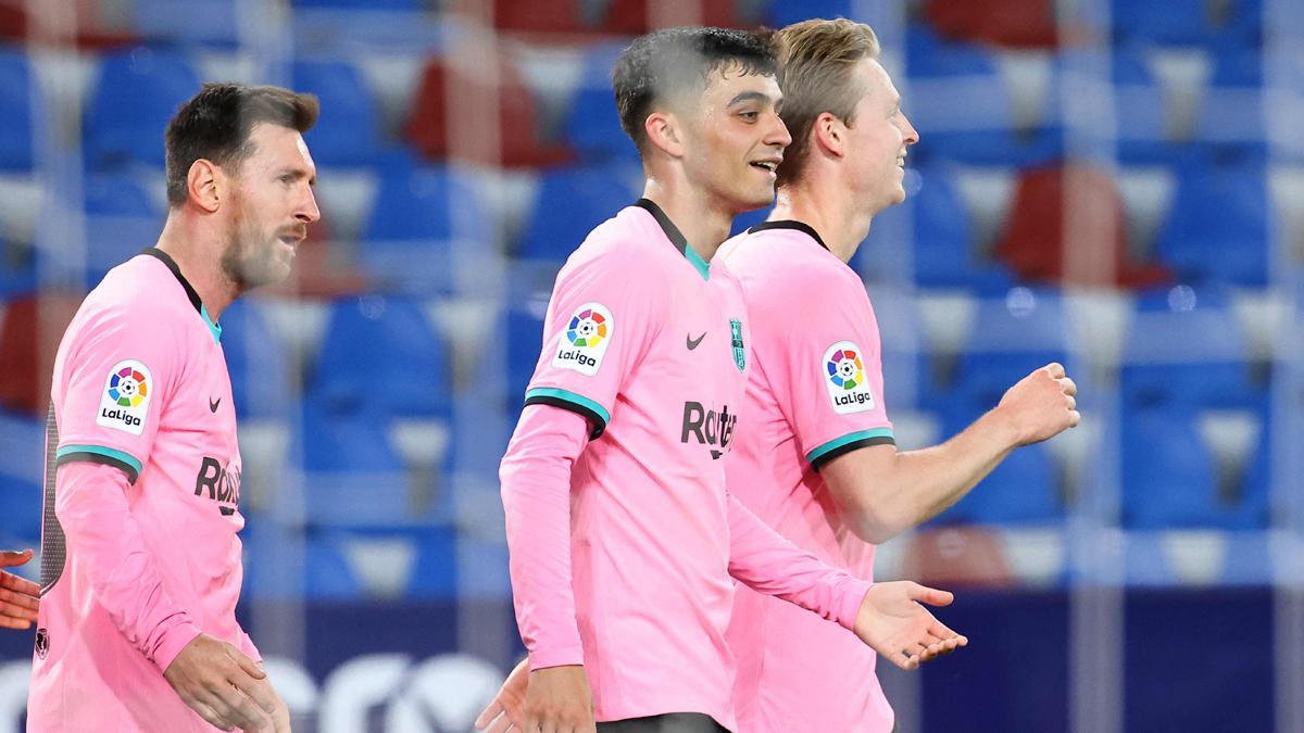 Messi, Pedri y De Jong, durante un partido del Barça
