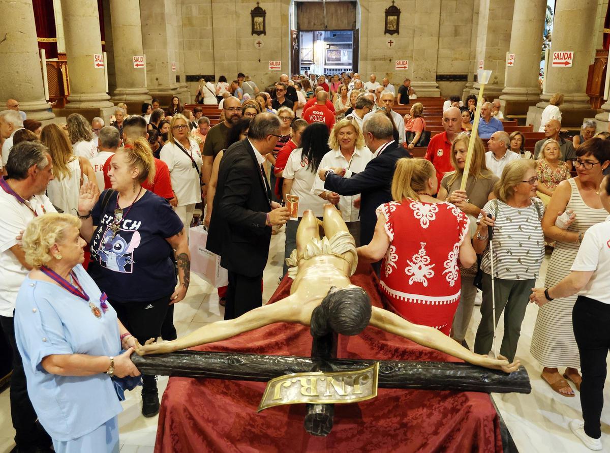 Emocionante descendimiento del Cristo de la Victoria en la Basílica Santa María de Vigo