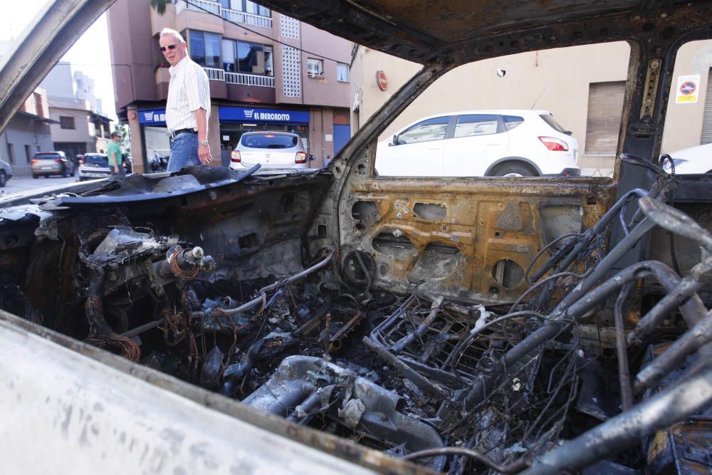 Cremen tres vehicles a Sant Feliu de Guíxols