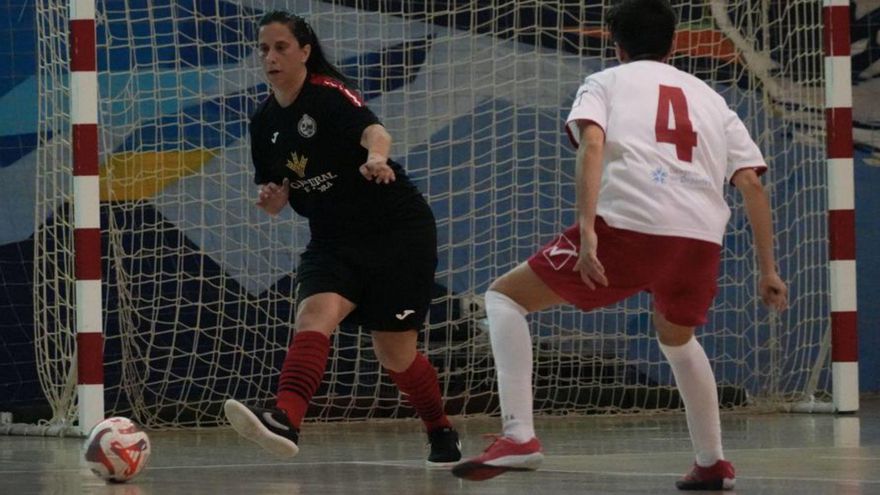 Lara Morín saca el balón jugado desde atrás. | JOSÉ LUIS FERNÁNDEZ