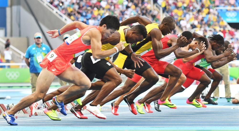 Usain Bolt arranca junto a sus rivales de la ronda previa del 100m masculino.