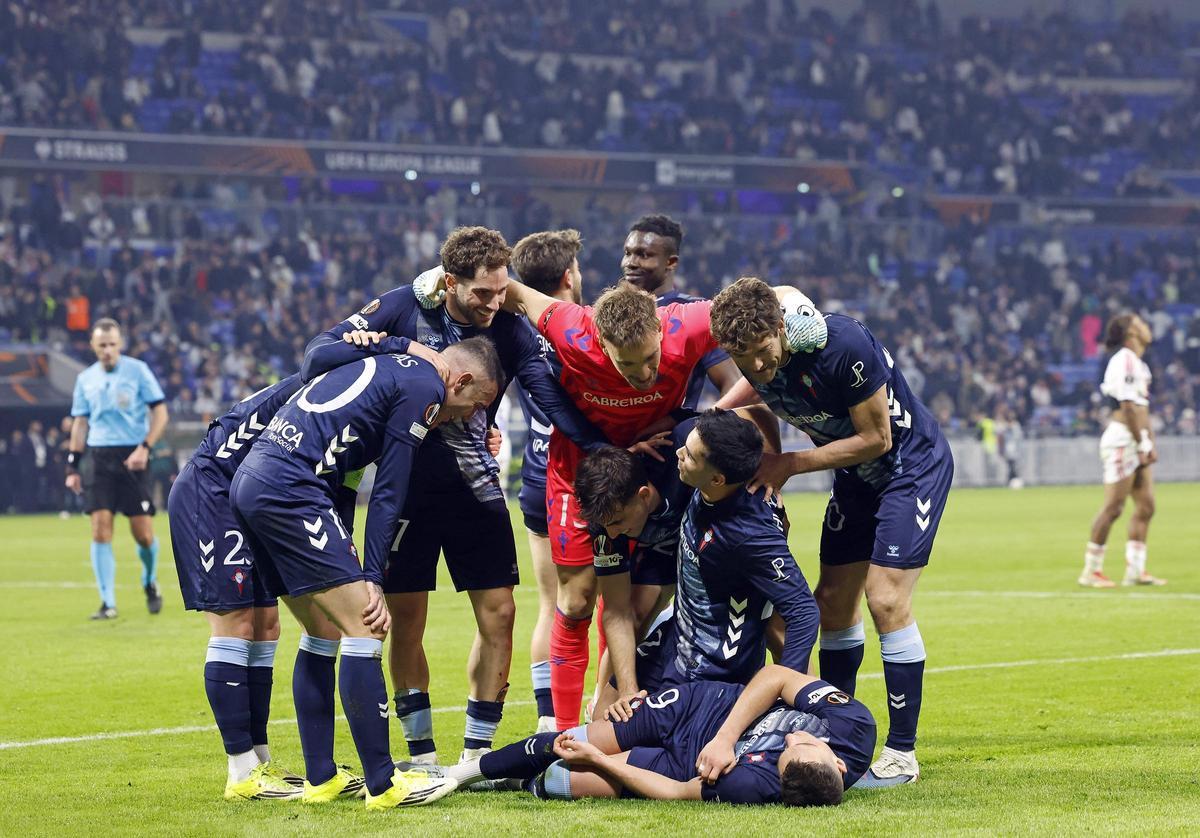 El Celta celebra el gol de Jutglà frente al Lyon.