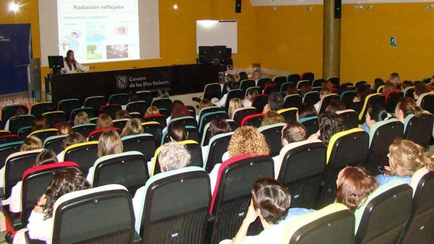 Los asistentes a la sesión clínica de ayer en el hospital de Inca.