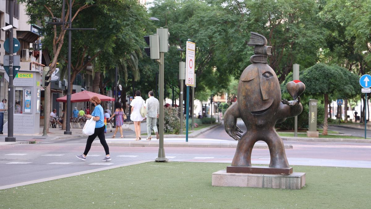 &#039;El poeta&#039; es la escultura de bronce que decora la remodelada avenida del Rey de la capital. Fue encargo de una empresa de jardinería, pero hizo suspensión de pagos y Ripollés no cobró nada. Ha decidido donarla a la ciudad de Castelló.