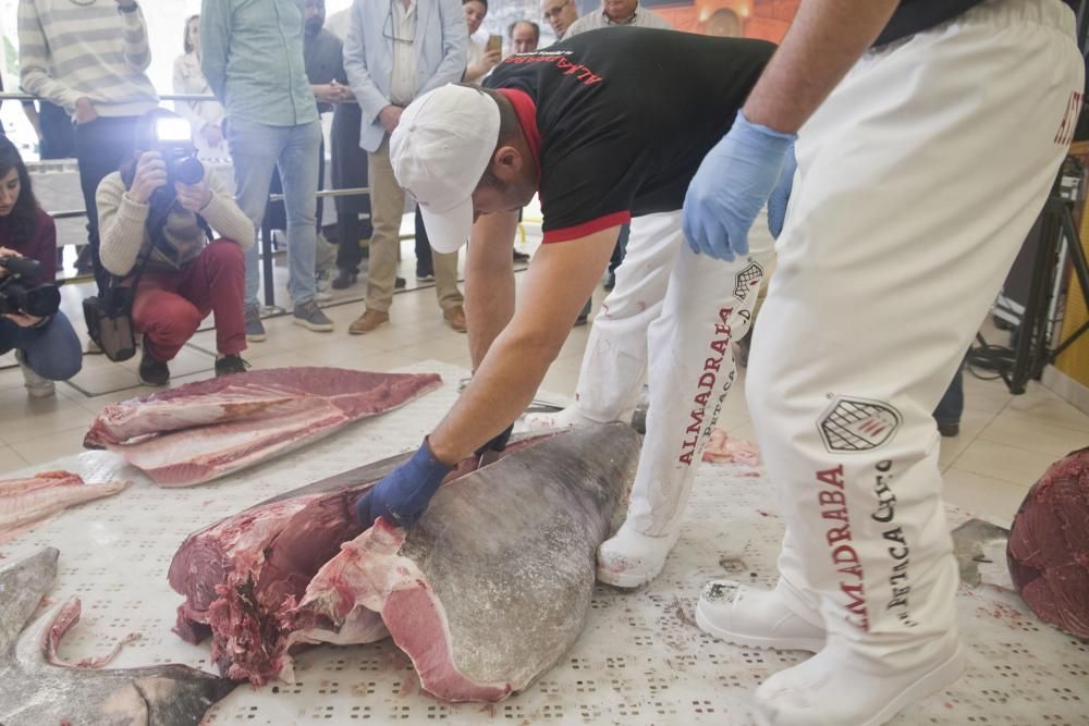 Demostración de ronqueo y de cocinado del atún rojo en un supermercado de Gijón.