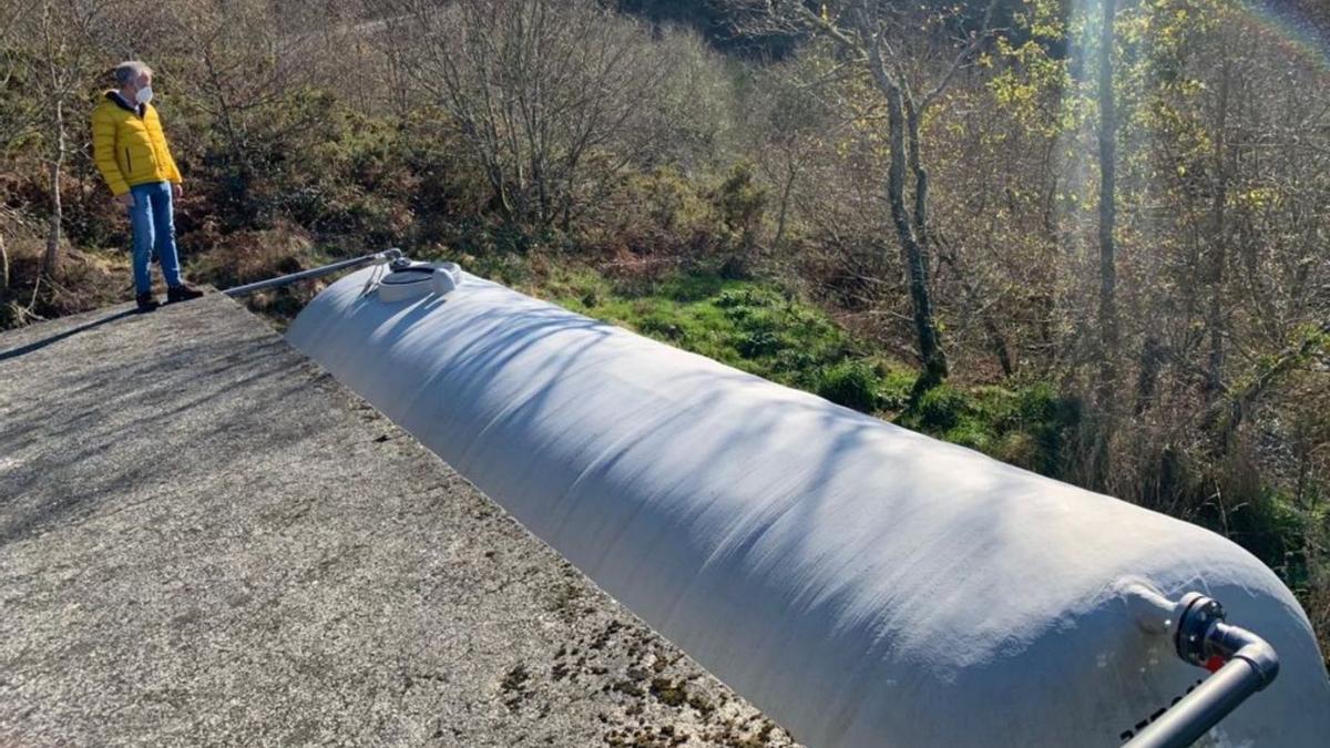 El edil Juan Constenla, ante el nuevo depósito de agua.