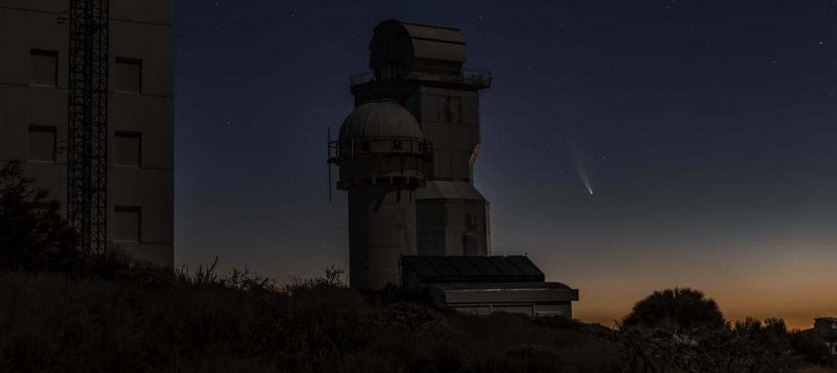 Un brillante meteoro recorre el cielo canario