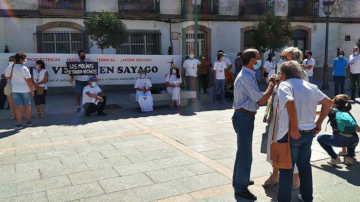 Un momento de la concentración contra el parque eólico de Sayago, celebrada ayer en Bermillo. | Cedida
