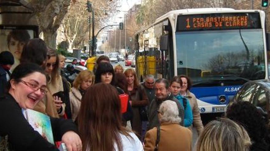 Varias personas en el momento de subir a uno de los autobuses urbanos, ayer en una parada del paseo Alfonso XIII.