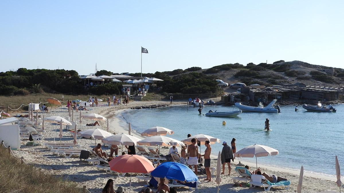 Las playas de ses Illetes, en el Parque Natural de ses Salines, no tendrán hamacas este verano si no prospera el recurso del Consell Insular