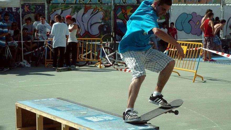 Una actividad de skate realizada en el patio del Ceip Campolongo. // Rafa Vázquez