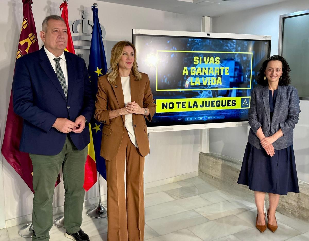 La consejera de Empresa, Empleo y Economía Social, Marisa López Aragón, junto con la secretaria general de la Consejería, Ana Losantos y el director general de Trabajo, Juan Marín durante la presentación de la campaña de concienciación 'Si vas a ganarte la vida, no te la juegues'.