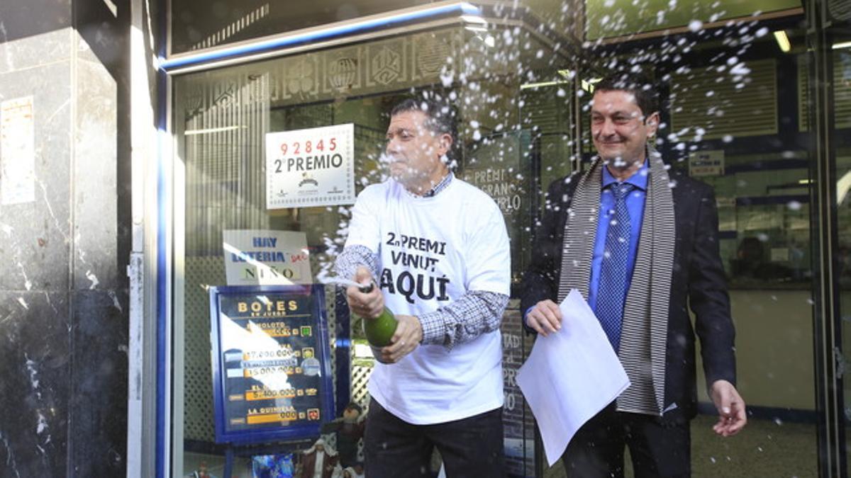 Manuel Guirao, el lotero de la administración de lotería de la Rambla Just Oliveras de L'Hospitalet, celebra el segundo premio.