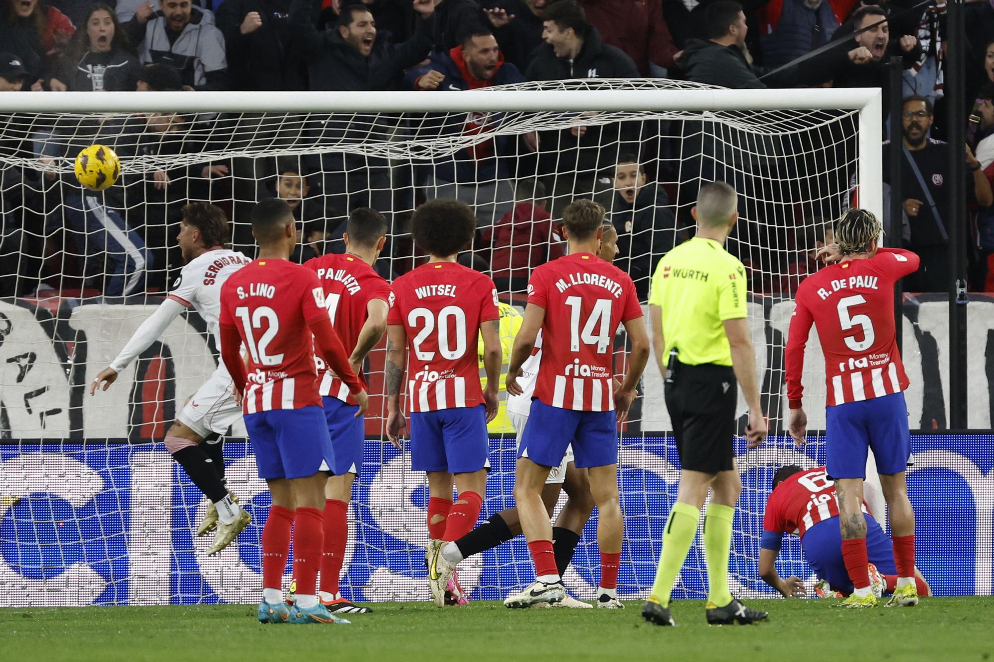 Isaac Romero sigue en vena y da la ventaja al Sevilla en el descanso