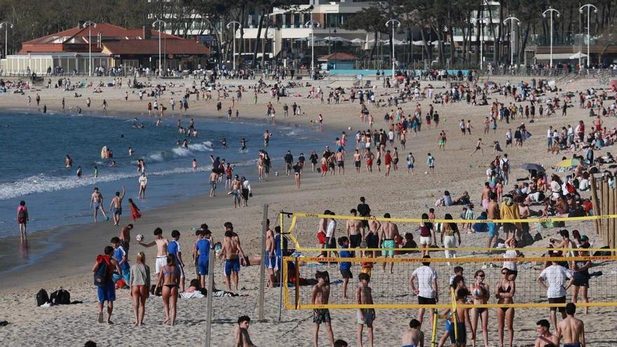 Vigo disfruta de los primeros grandes chapuzones en Samil antes del regreso de la lluvia