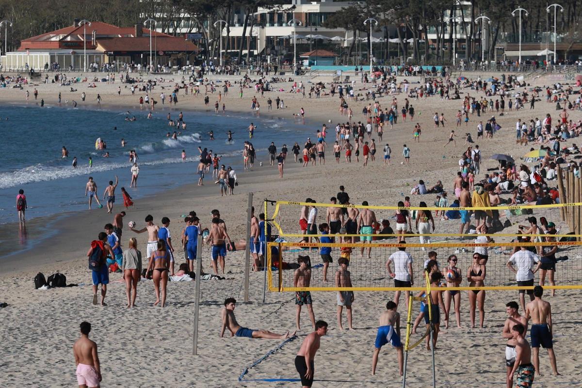 La playa de Samil, a rebosar este miércoles.