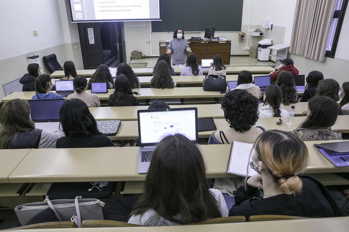 Una clase en la Facultad de Medicina de la UB.