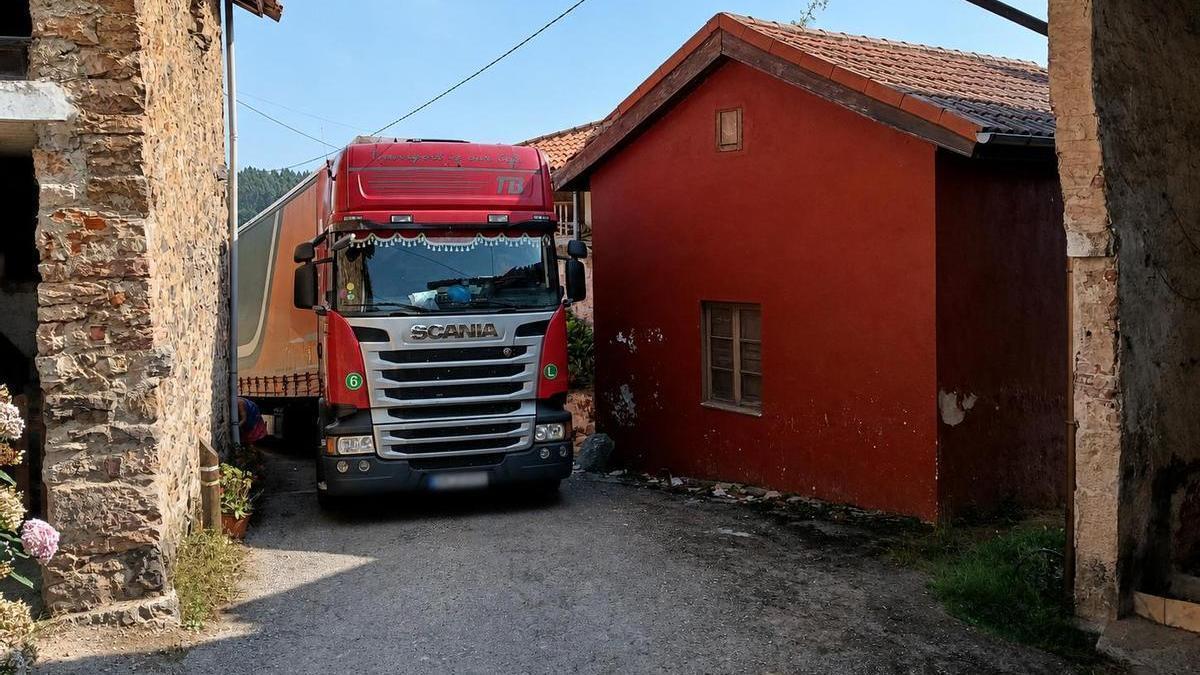 El camión atascado en el pueblo.