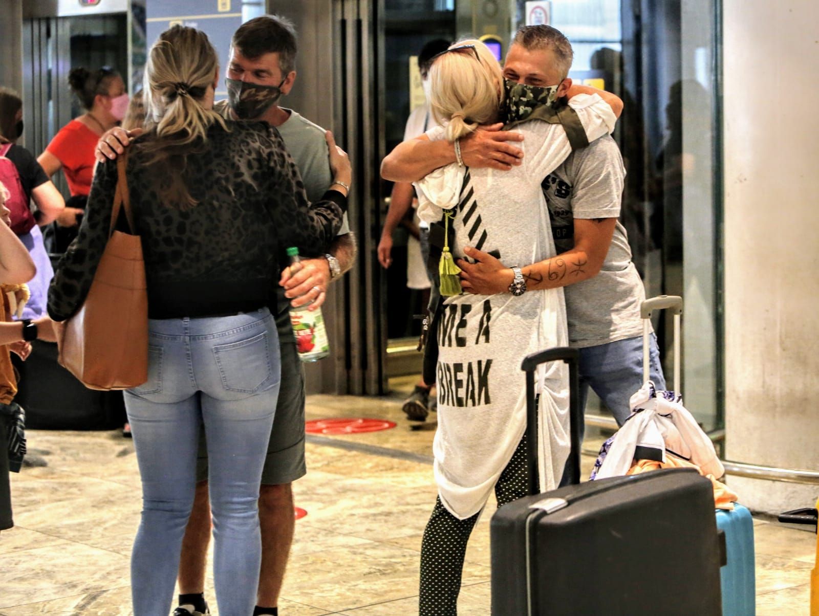 Llegada de turistas al aeropuerto y la estación de Adif en Alicante