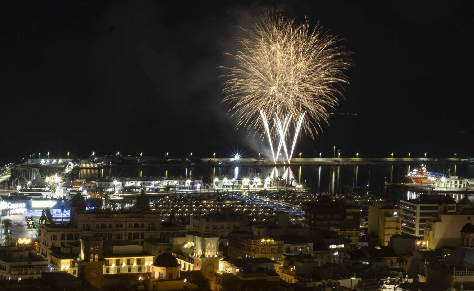 El castillo por el 9 d'Octubre lanzado en Alicante por Coeters Dragons