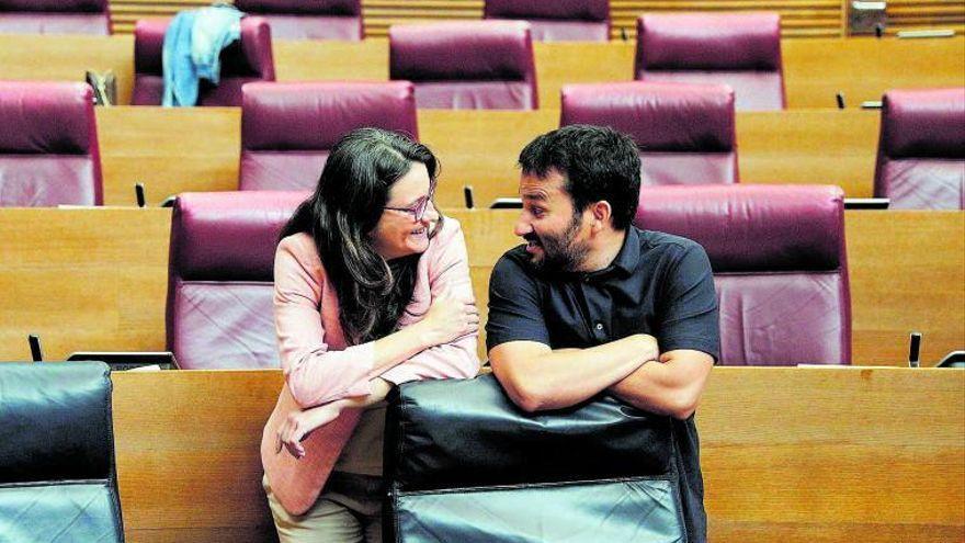 La vicepresidenta del Consell y lideresa de Compromís, Mónica Oltra, y el conseller saliente de Educación, Vicent Marzà, en las Corts.