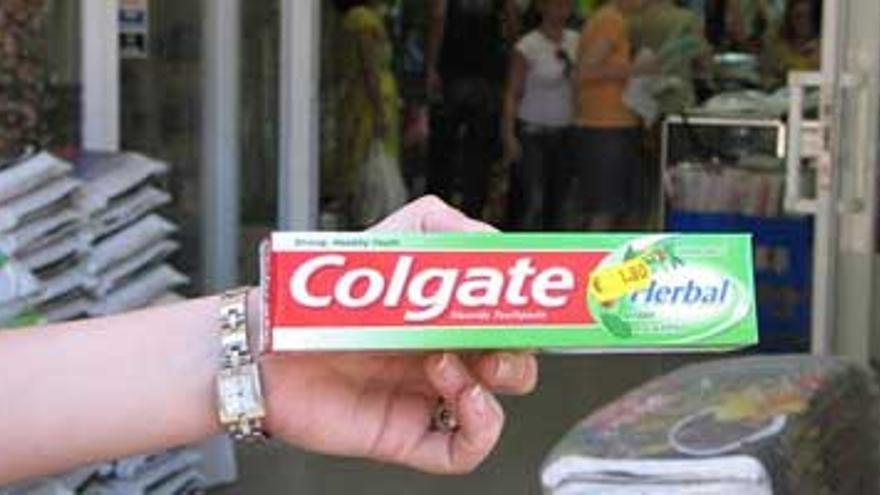 Tiendas extremeñas comercializan dentífrico ilegal sin control sanitario