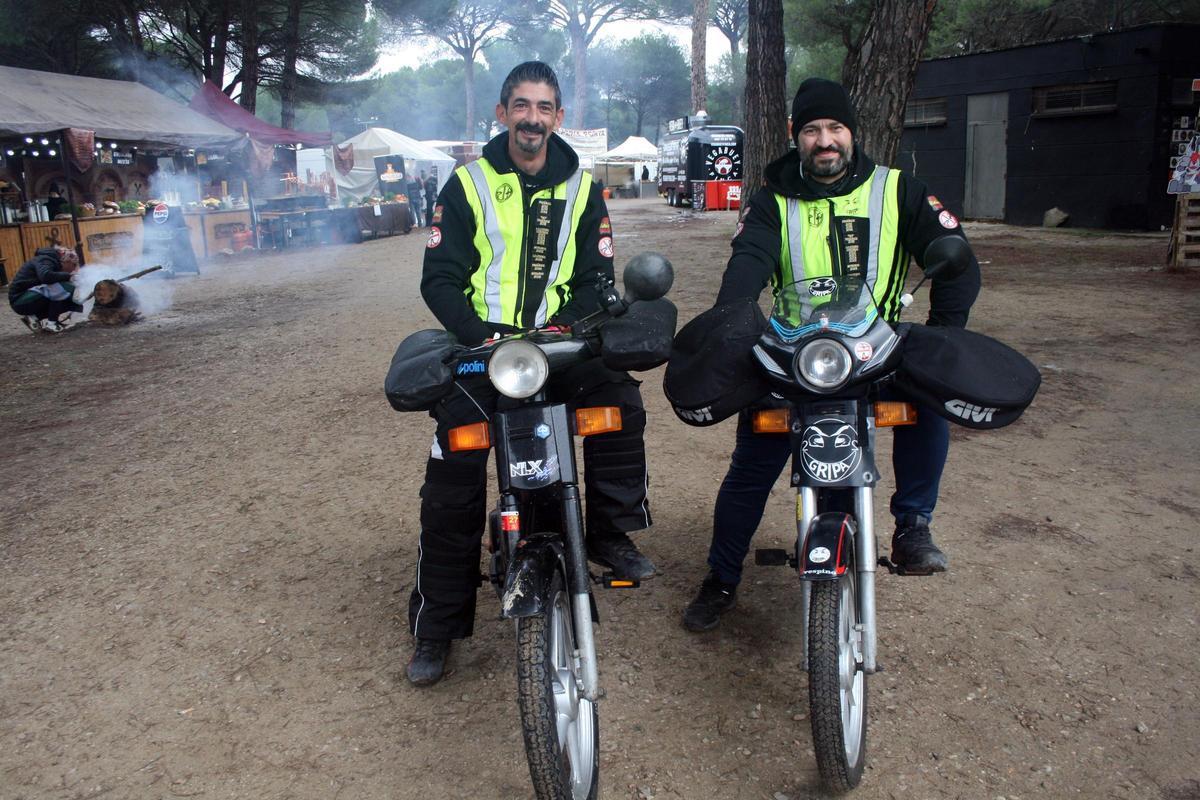 Fran Cairón y David González, en «Motauros» con sus vespinos.