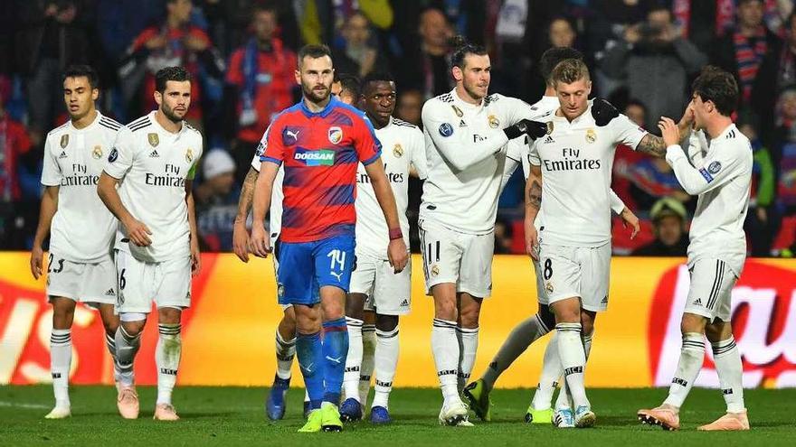 Los jugadores del Real Madrid celebran un gol ante el Viktoria Plzen, en la fase de grupos de la Liga de Campeones. // Joe Klamar