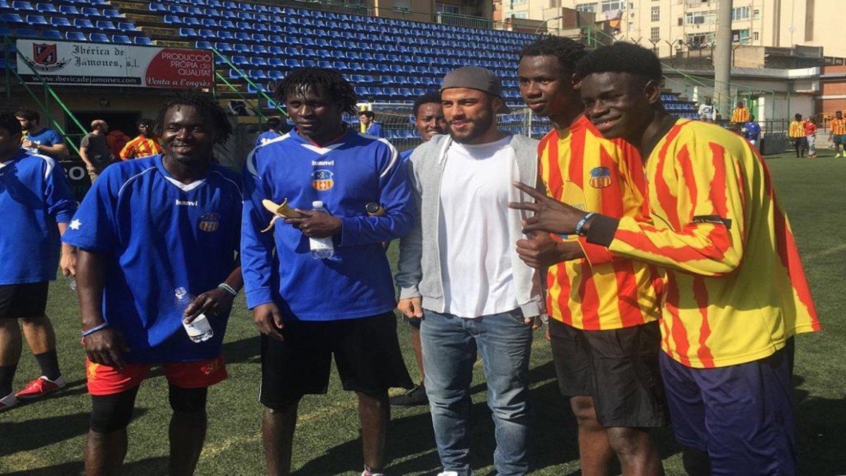 Rafinha, jugador del Barcelona, visita a jóvenes refugiados en Sant Andreu