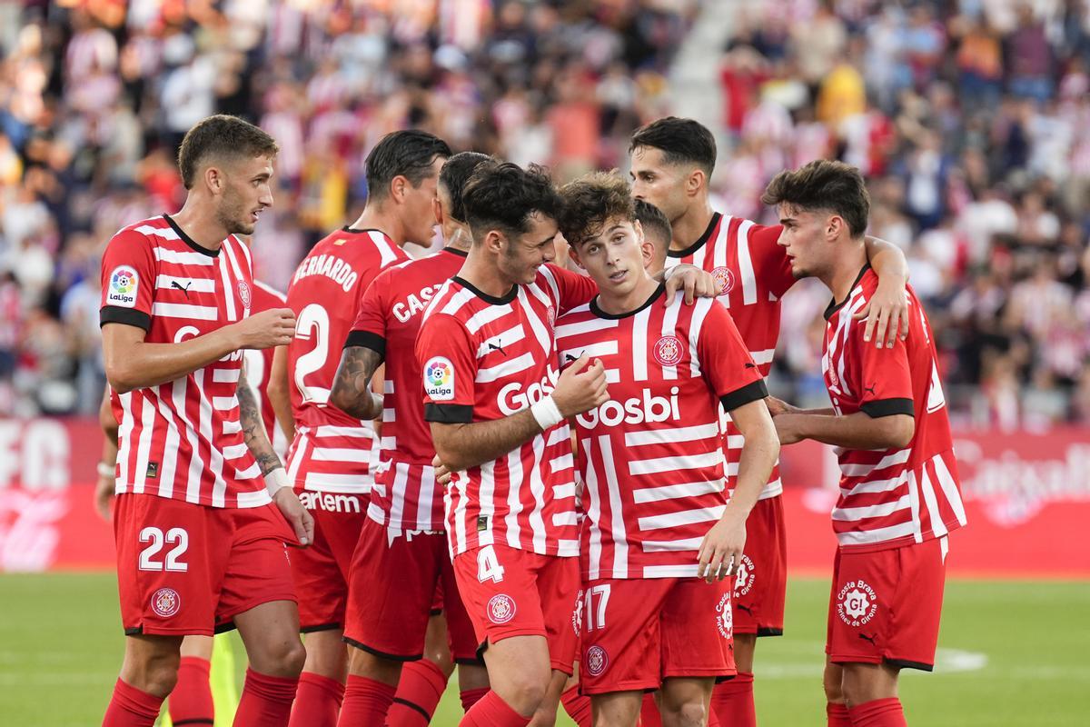 El delantero de la Real Sociedad Takefusa Kubo (2i), celebra su gol contra el Girona, durante el partido de la jornada 7 de LaLiga Santander, este domingo en el estadio municipal de Montilivi.- EFE/David Borrat.