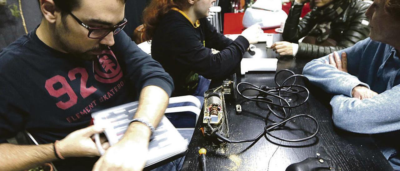 De izquierda a derecha, Diego Fernández Laborda, Rosana Castaño y Mabel García junto a otra de las asistentes al &quot;Repair Café&quot; en Lata de Zinc.