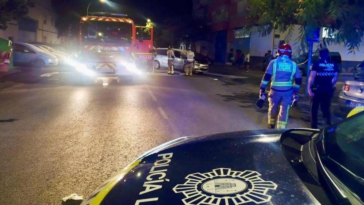 Bomberos y agentes de la Policía Local de Cehegín, junto al coche cuyo motor se incendió el pasado 20 de julio cuando circulaba.