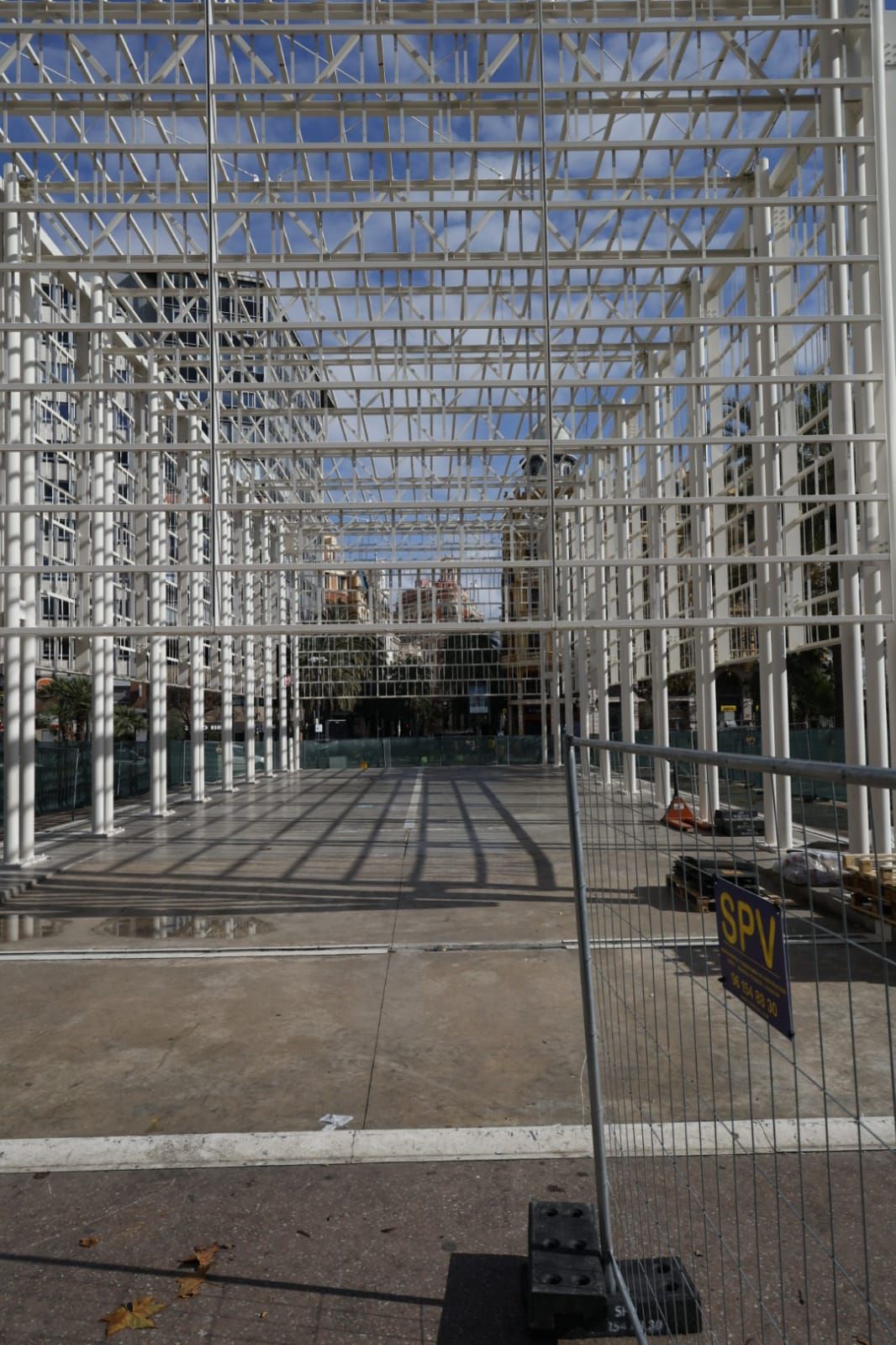 La jaula de la mascletà coge músculo en la plaza del Ayuntamiento